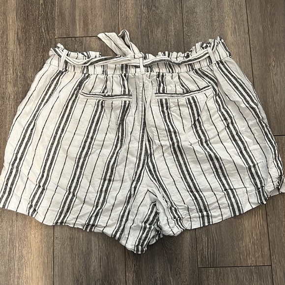 Old Navy Paper bag waisted shorts - size 18 - Picture 4 of 4